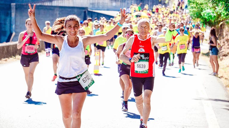 Grupa biegaczy na maratonie