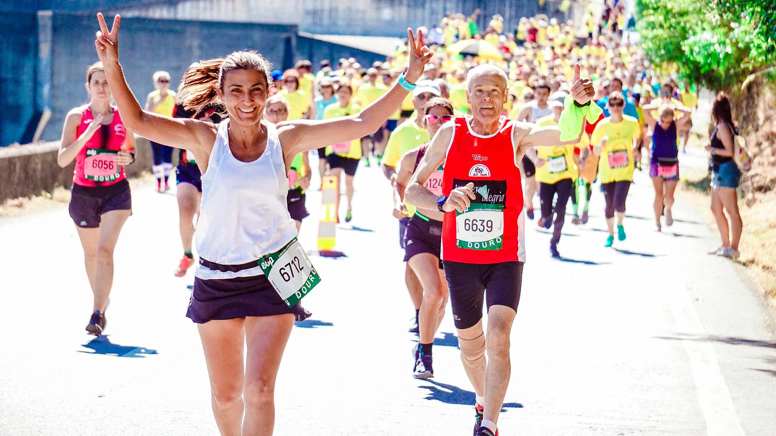Grupa biegaczy na maratonie