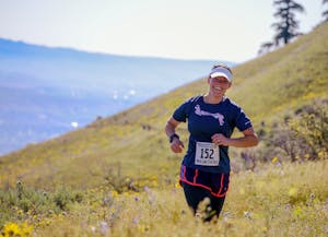 Kobieta podczas maratonu trailowego na tętniących życiem wzgórzach Wenatchee w stanie Waszyngton.