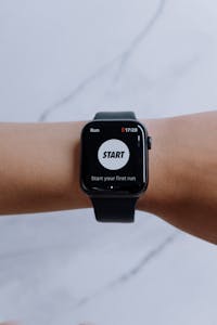Zbliżenie na smartwatch z uruchomioną aplikacją na tle marmurowym.